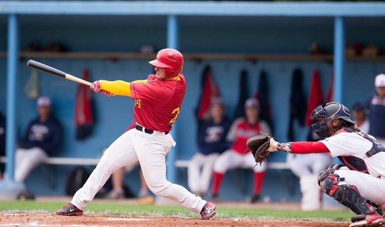  Gordon Walmsley (Hanover, Ont.) hit a two-run homer as the Guelph Gryphons swept a doubleheader from the Brock Badgers. 