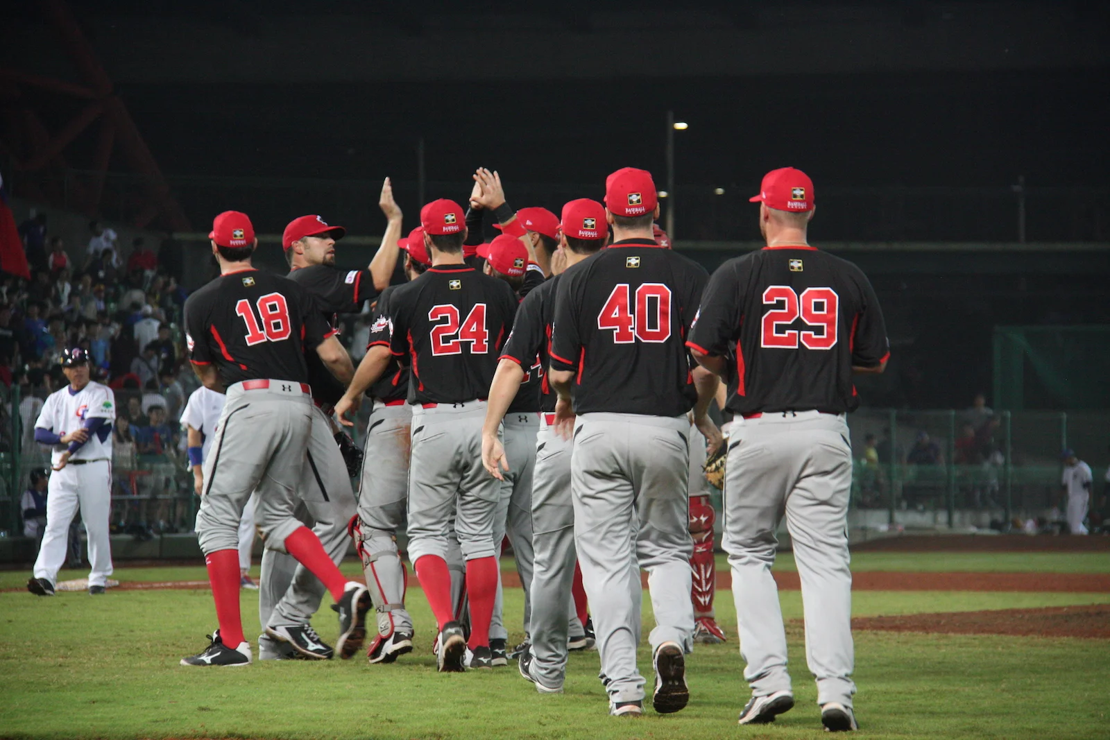 Lennerton leads, acrobats in OF, Canucks now 3-0