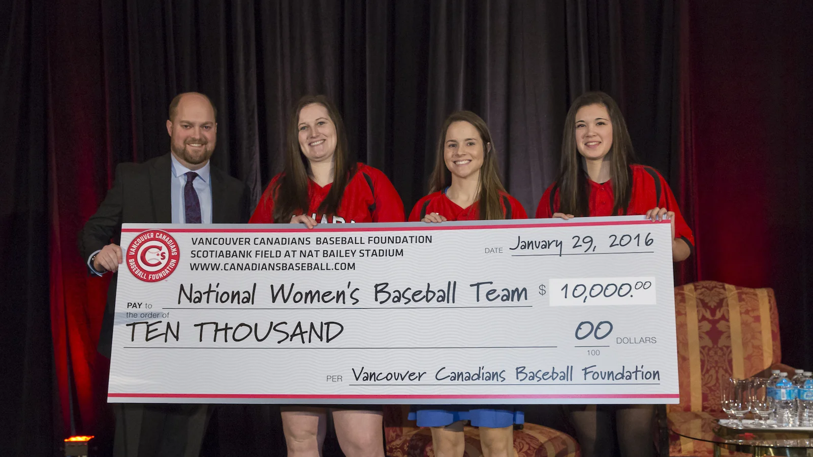 Vancouver Canadians help out Canuck womens team