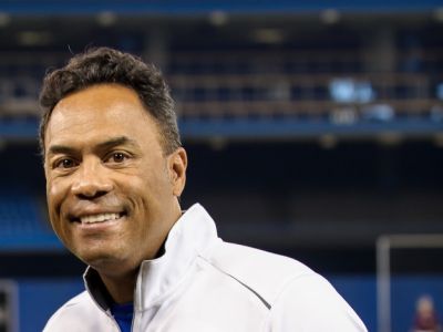 Roberto Alomar sells out in Regina