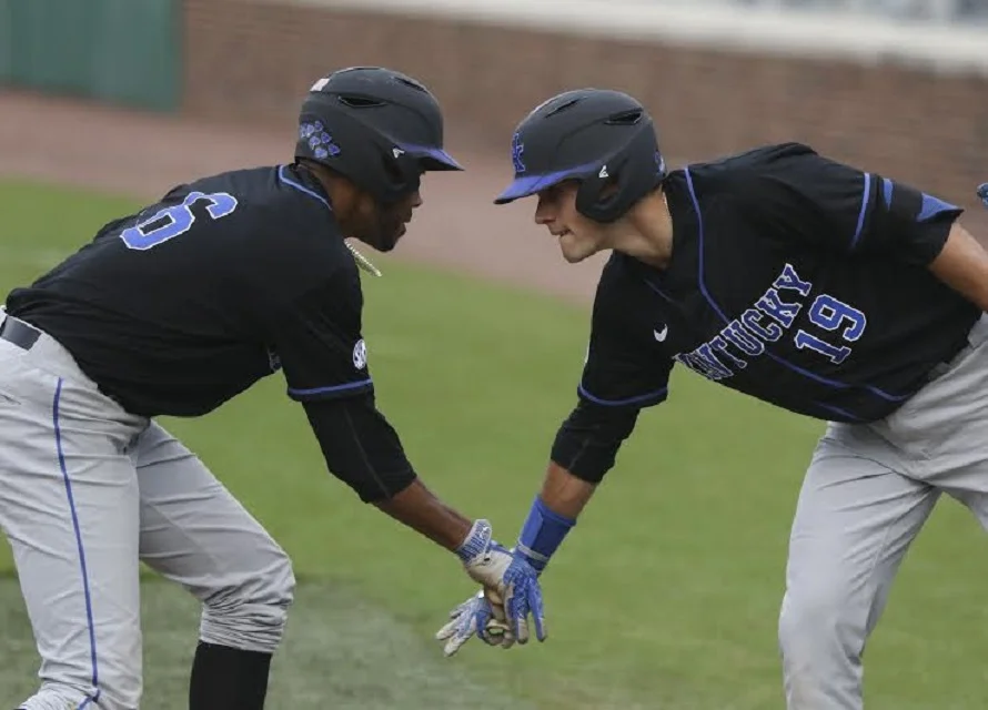 Tristan Pompey goes deep twice for Kentucky