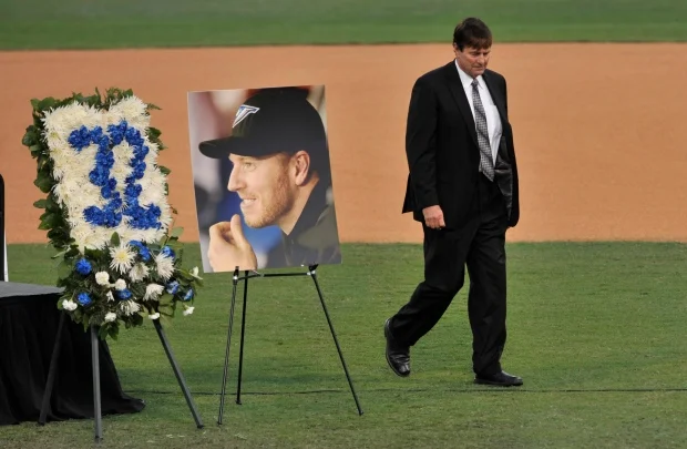 Elliott: Friends, family say goodbye to Roy Halladay