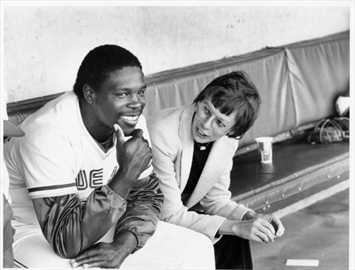 The late Alison Gordon, winner of the Jack Graney award, talks with former Blue Jays outfielder Alvis Woods.