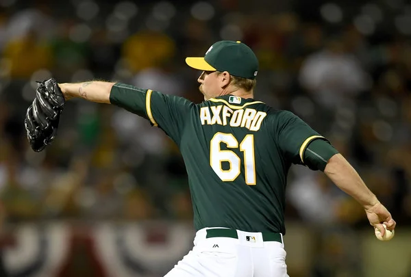 Canadian Axford signs with Blue Jays