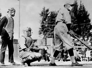 Will umps and catchers wear two masks? They did in 1919