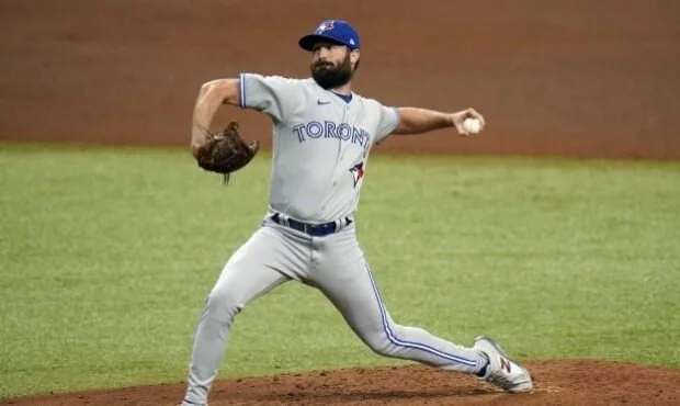Blue Jays re-sign Ray