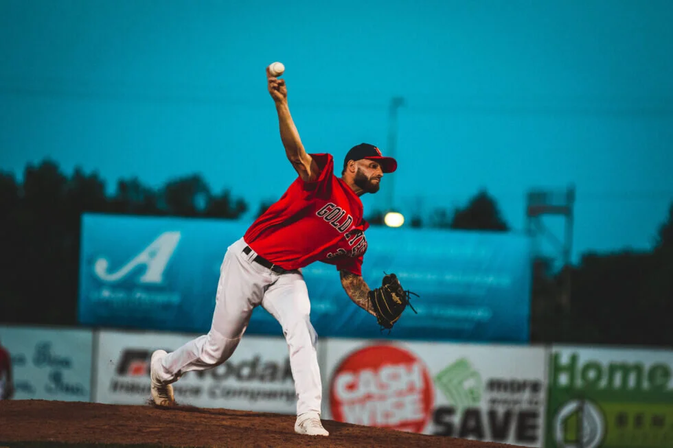 Goldeyes re-sign Antone