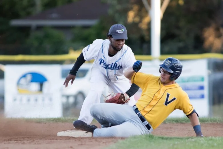 Goldeyes sign Navarro, Conners