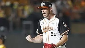 Dykxhoorn wins CBN's Claude Pelletier award as top pitcher