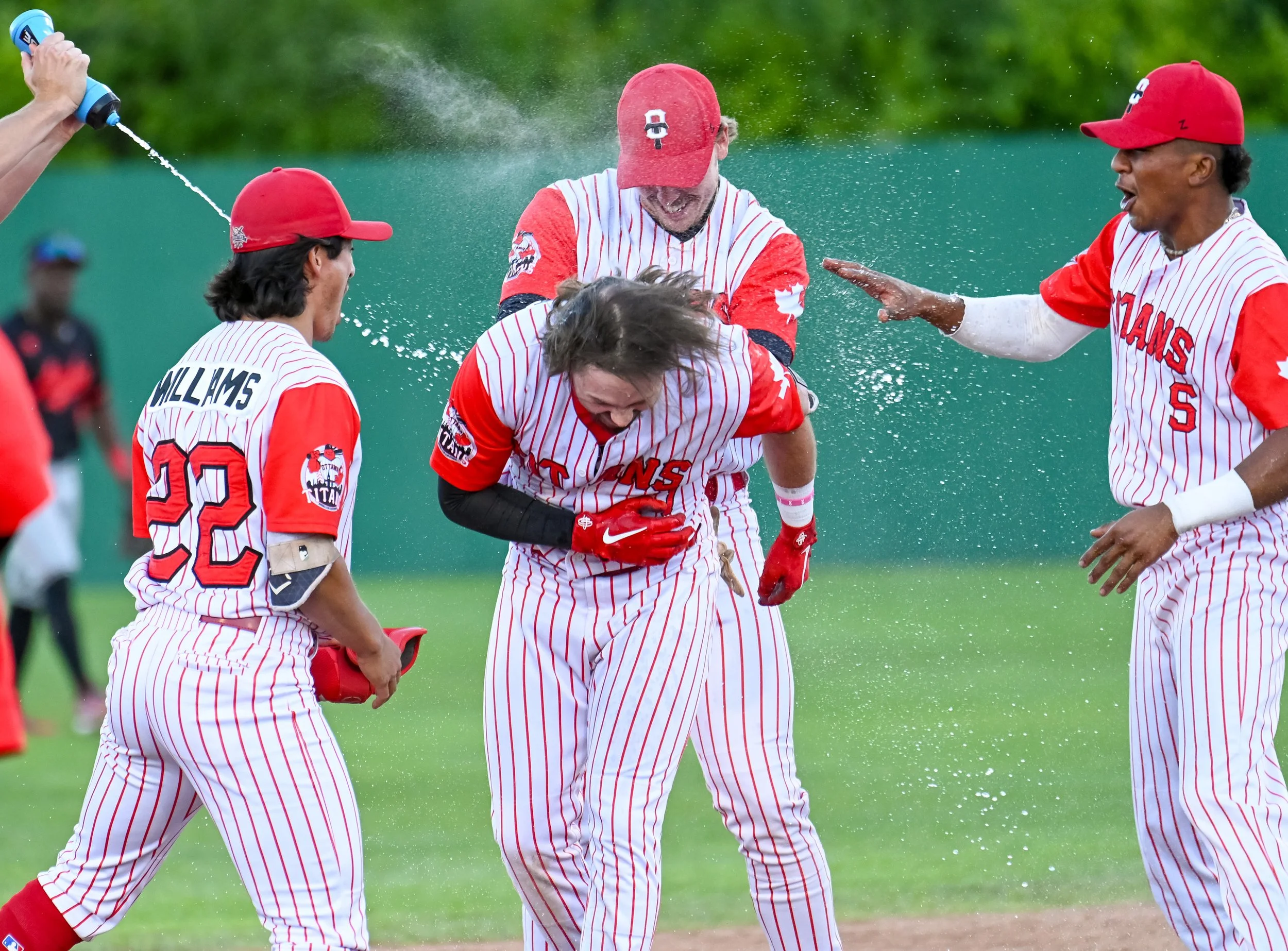 Titans sweep doubleheader with Aigles