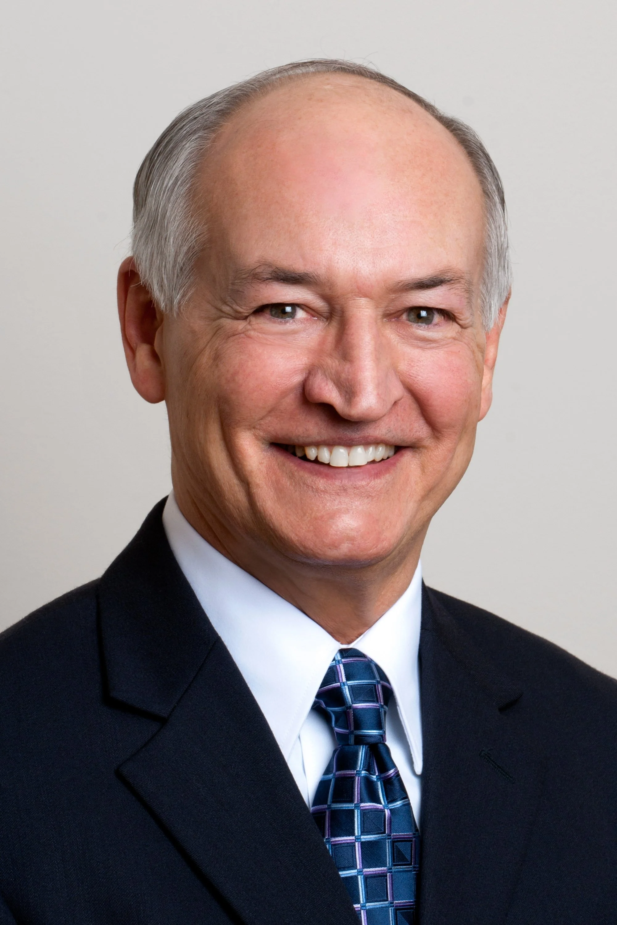 Verge: Broadcasting legend Howarth mastering bridge in retirement