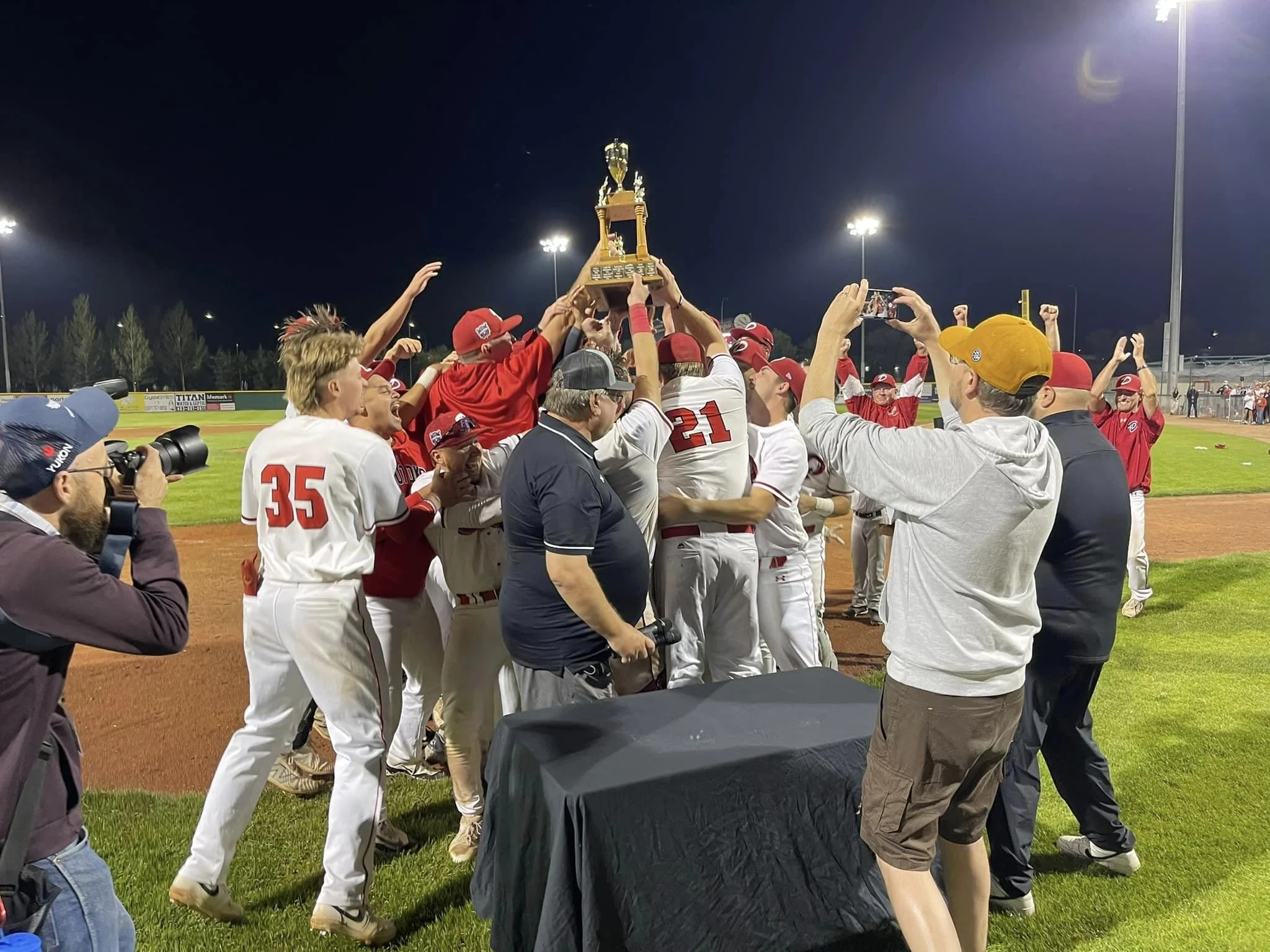 Wilson: Grizzled, resilient Dawgs repeat the three-peat