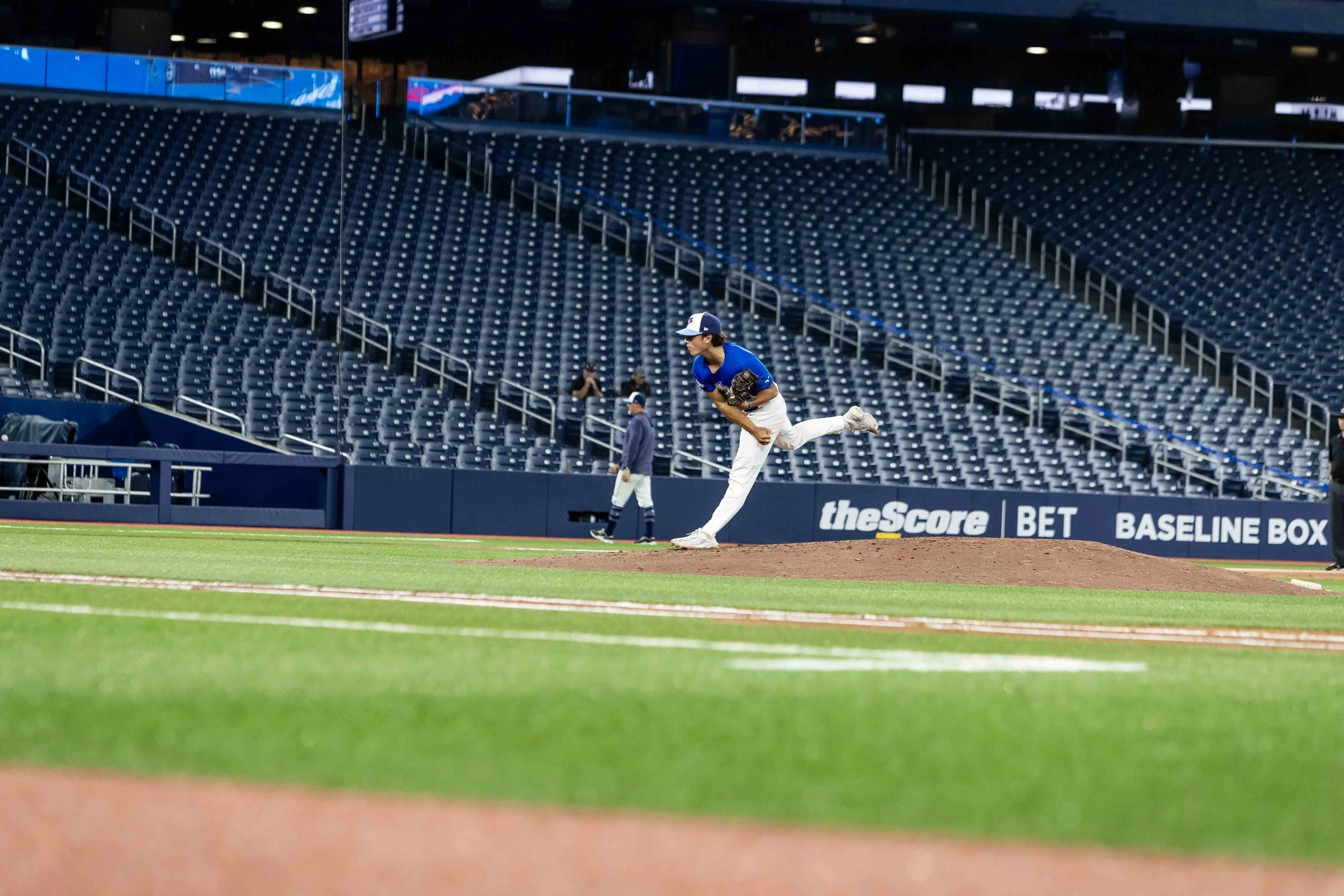 Sixth-inning rally propels Team Royal past Team New Blue