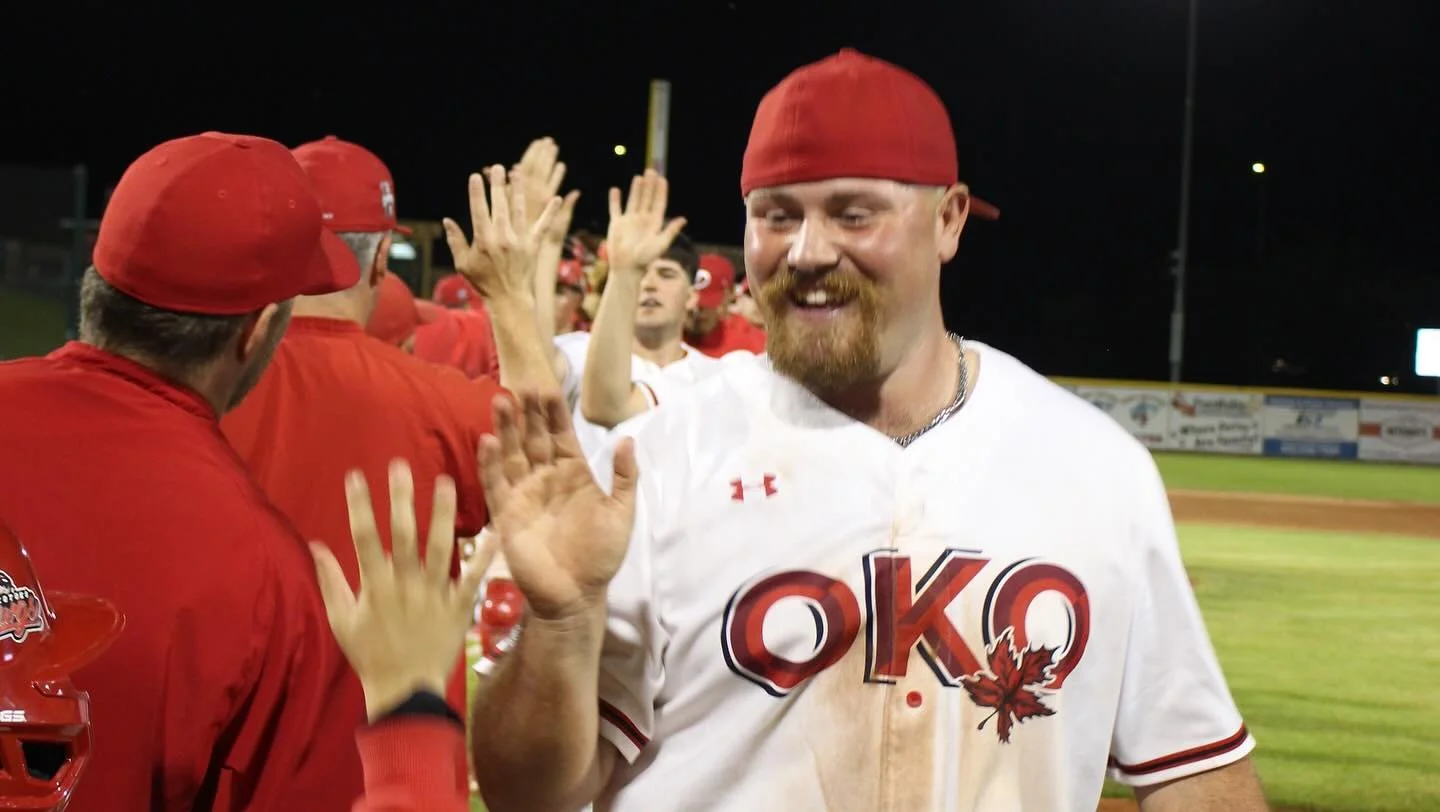 Crowell's two homers power Dawgs to sweep