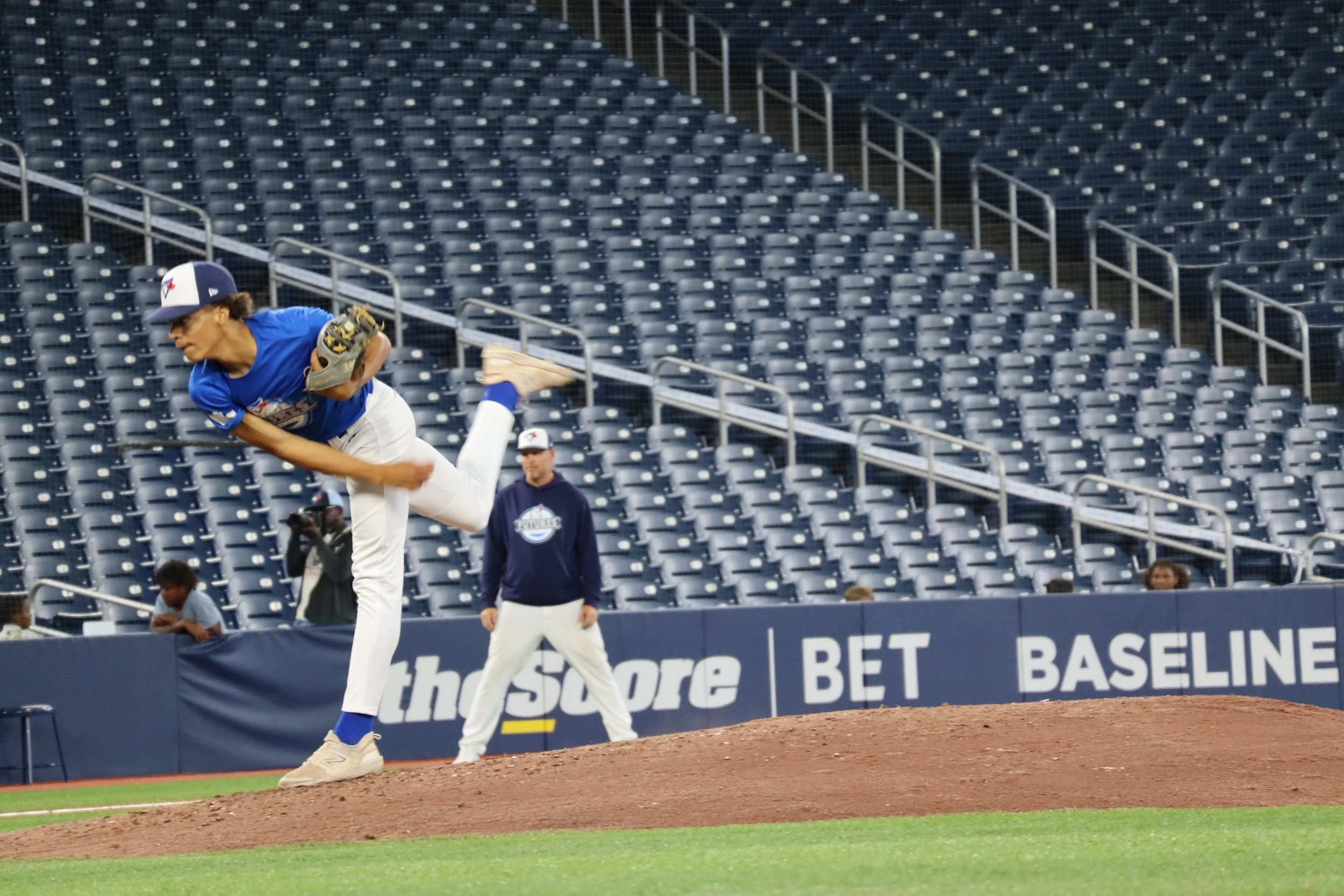 Henderson’s inside-the-park homer helps Team Royal to victory