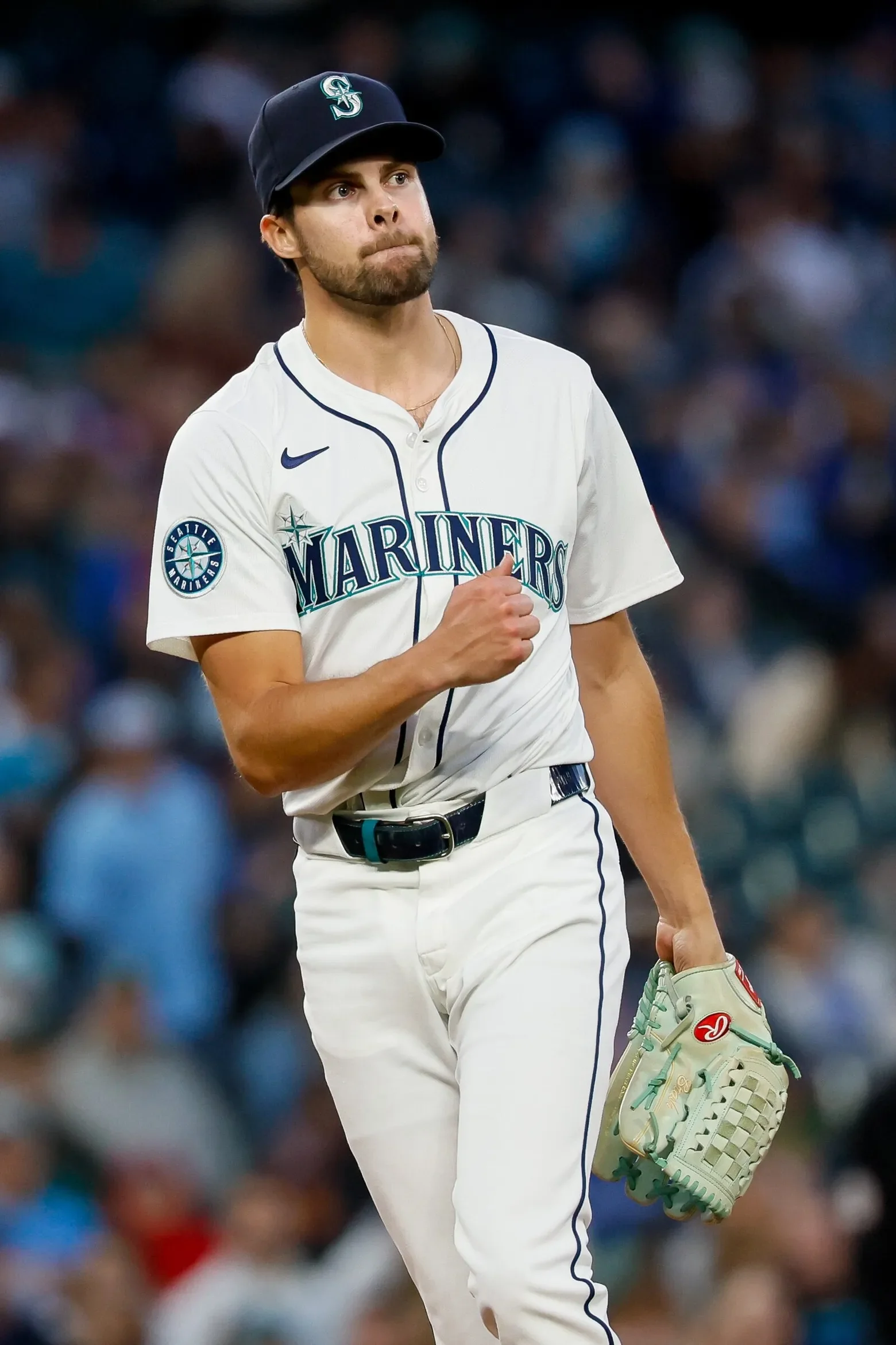 Elliott: Brash young reliever an anchor of Mariners' bullpen 