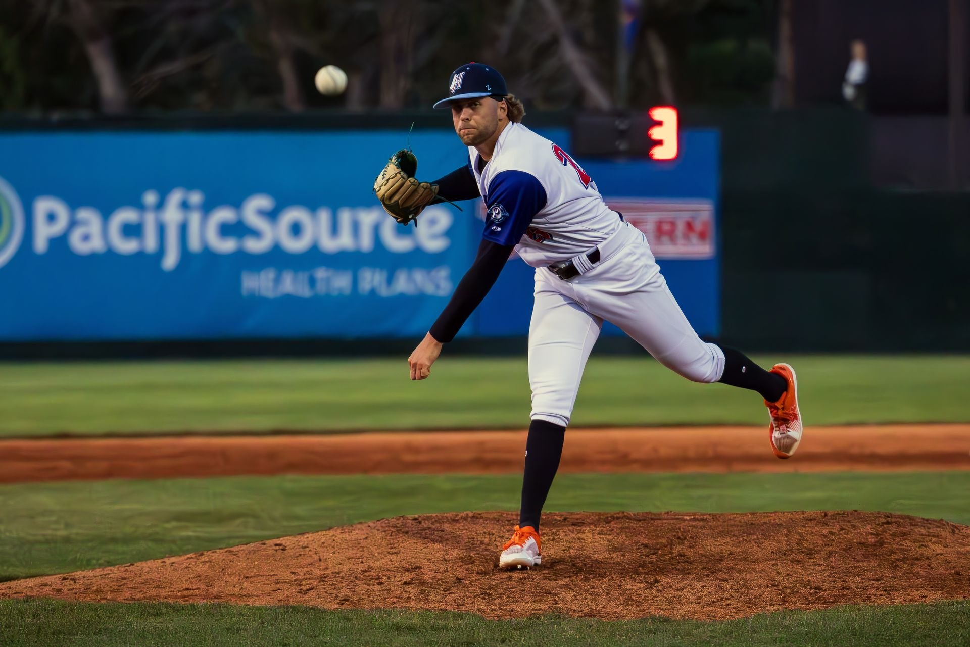 Goldeyes sign Waterhouse