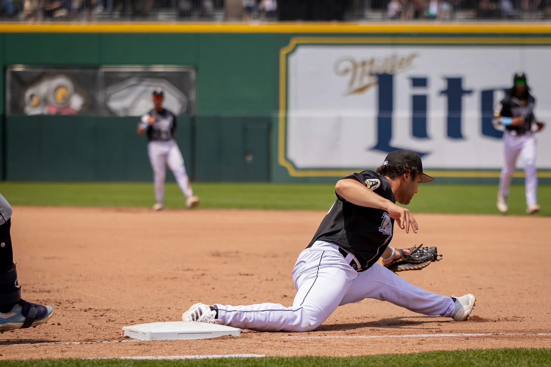 Goldeyes sign Schofield-Sam