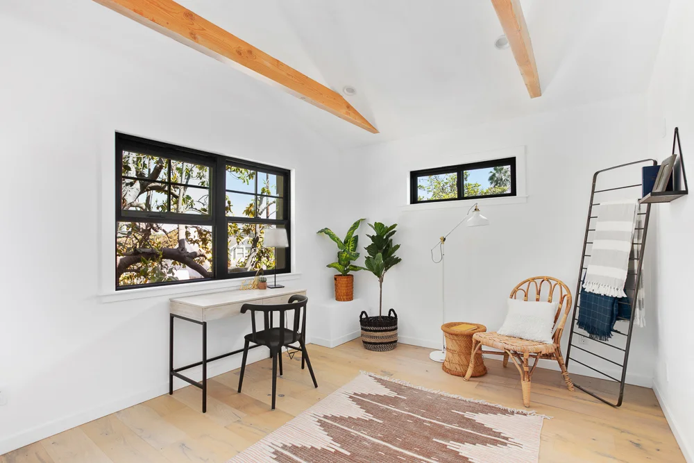 5237 Rockland Ave MLS - virtuallyherestudios.com-2.jpg