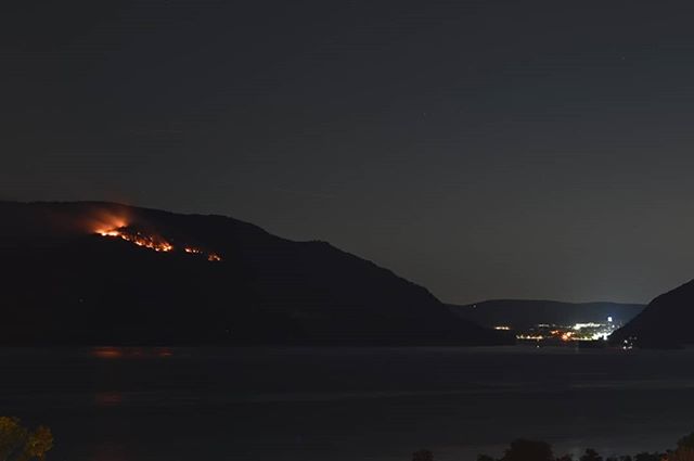 Fire on Sugarloaf with #westpoint in the distance. Sad sight to see.
.
.
.
.
.
.
.
#hudsonriver #newburghny #beacon #hudsonvalley #hiking #fire #forestfire