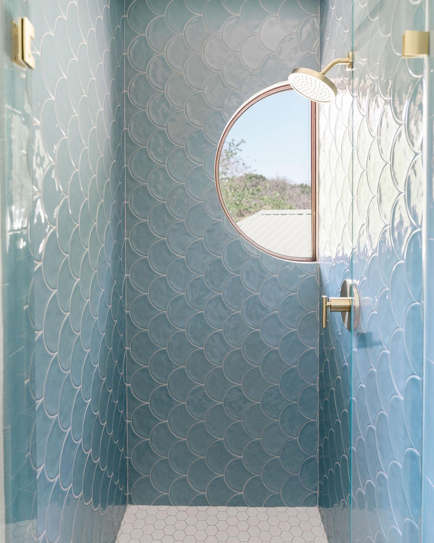 Working with this existing half circle window made for a unique opportunity in this kids bath - turning the fish scale tile to mimic the shape is such a fun detail!

Design &amp; Styling: @l.louisedesign 
Photography: @madelineharperphoto 

#kidsbath