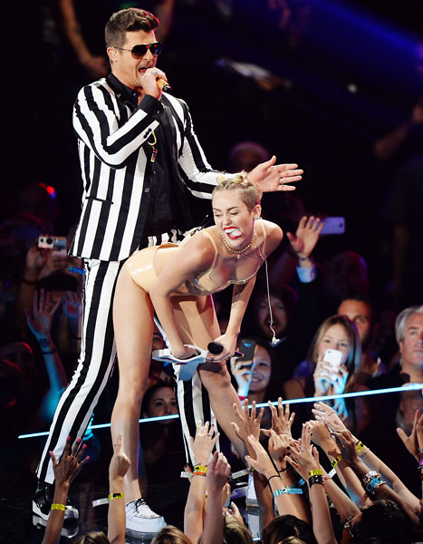Robin Thicke performs at the MTV VMA Awrards