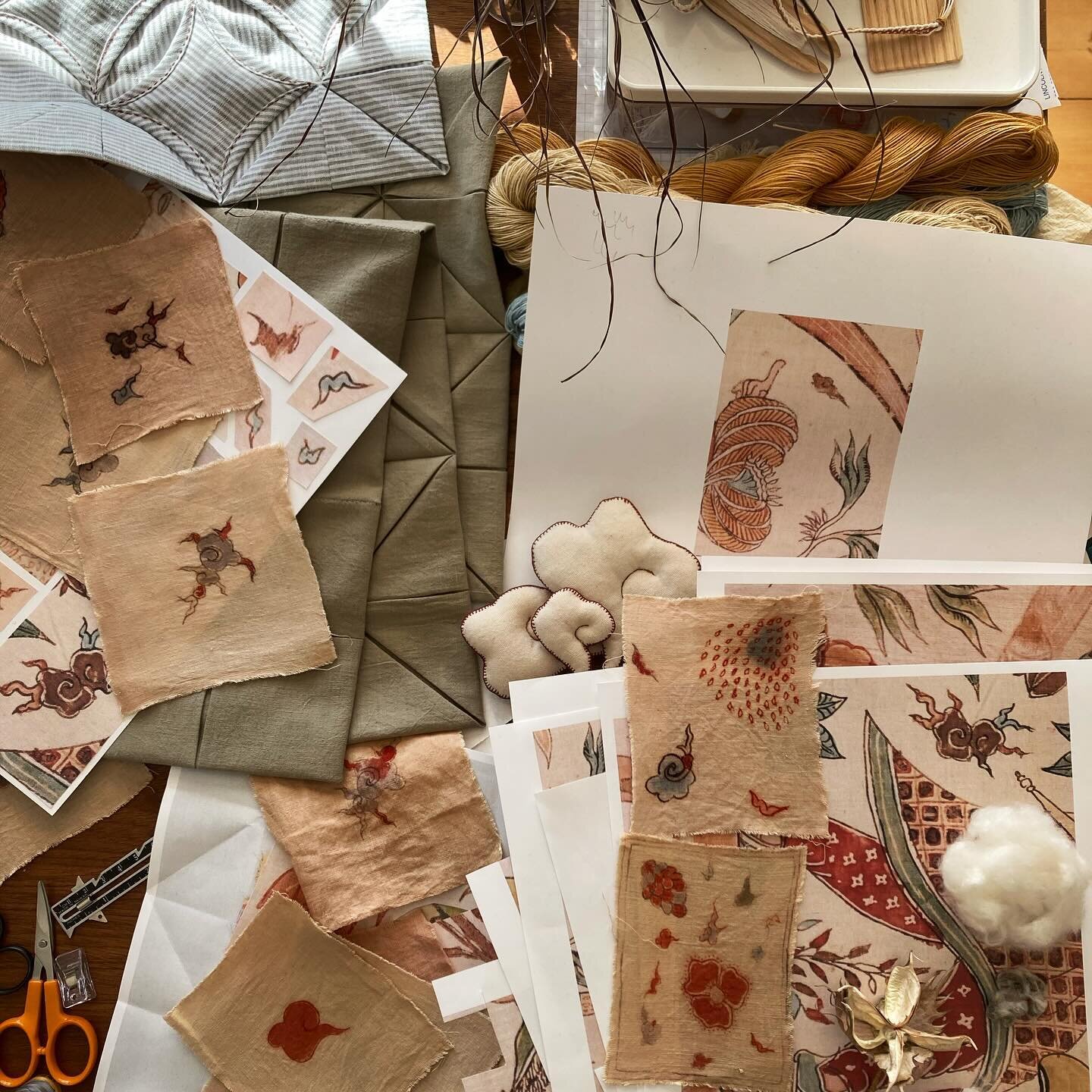 Other things that have been happening on my work table&hellip;

What began in 2019 during a Maker-Creator fellowship @winterthurmuse and evolved into a collaborative exploration of traditional chintz techniques with @scribbles_to_self has now become 