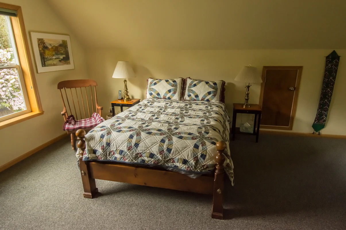  Full-sized bed facing dresser and flat screen TV. Window to the northern side. 