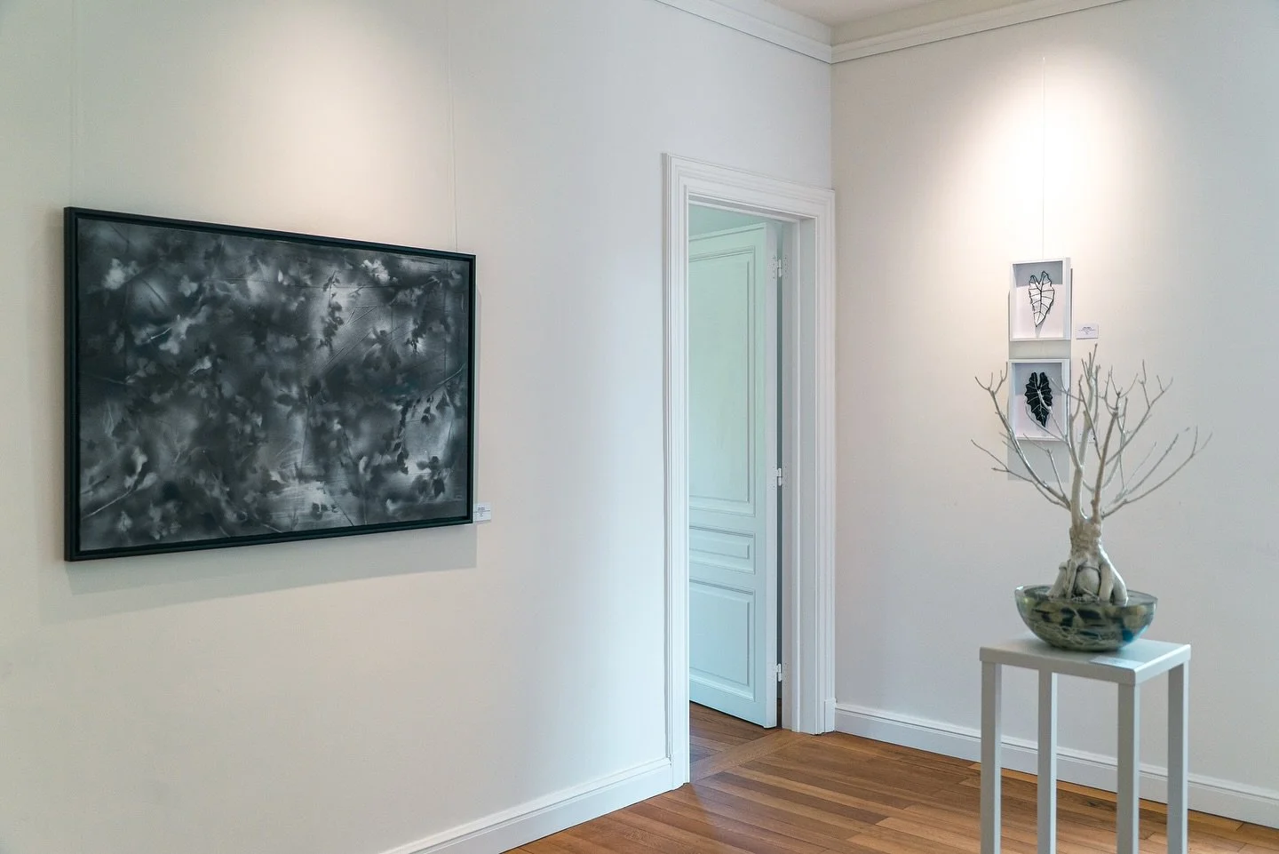 The black and white room at Steinfort felt like stepping into a quiet dream. Shadows and light met in perfect balance, and each piece seemed to listen to the other. I already miss that space 🥲