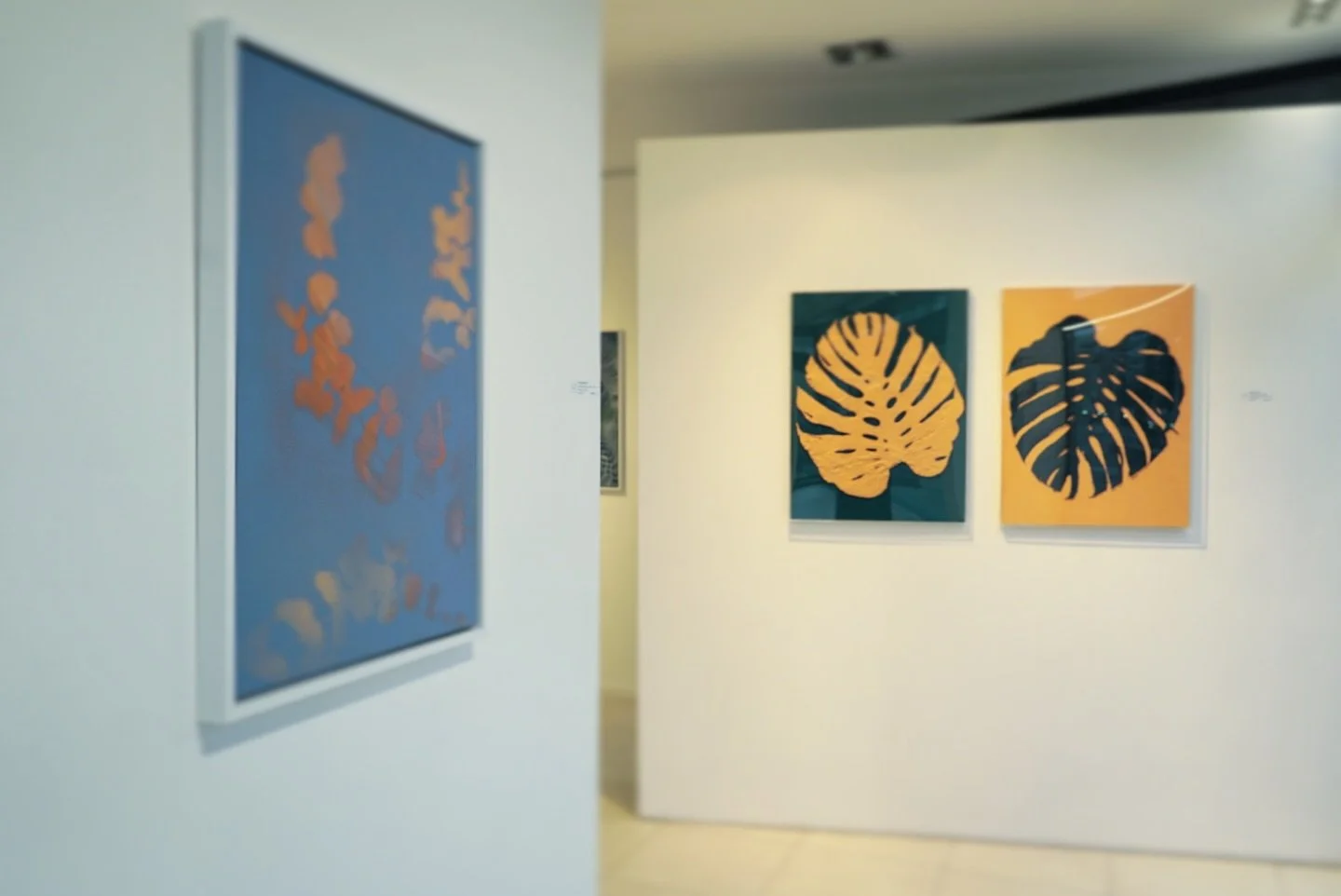 These three paintings explore the poetic threshold between sunrise and sunset.
Moments where light shifts, color deepens, and time seems to pause.
Each work captures a distinct state of transition, forming a quiet dialogue between emergence and fadin
