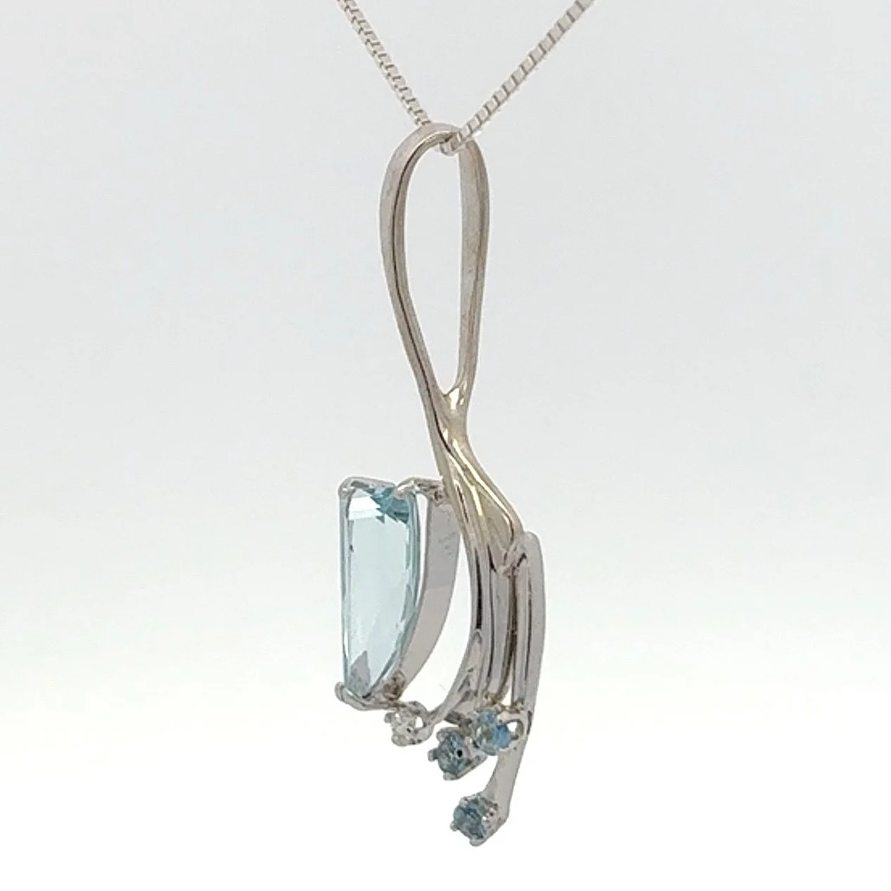 P 498 AQ Accent Stones side.jpg