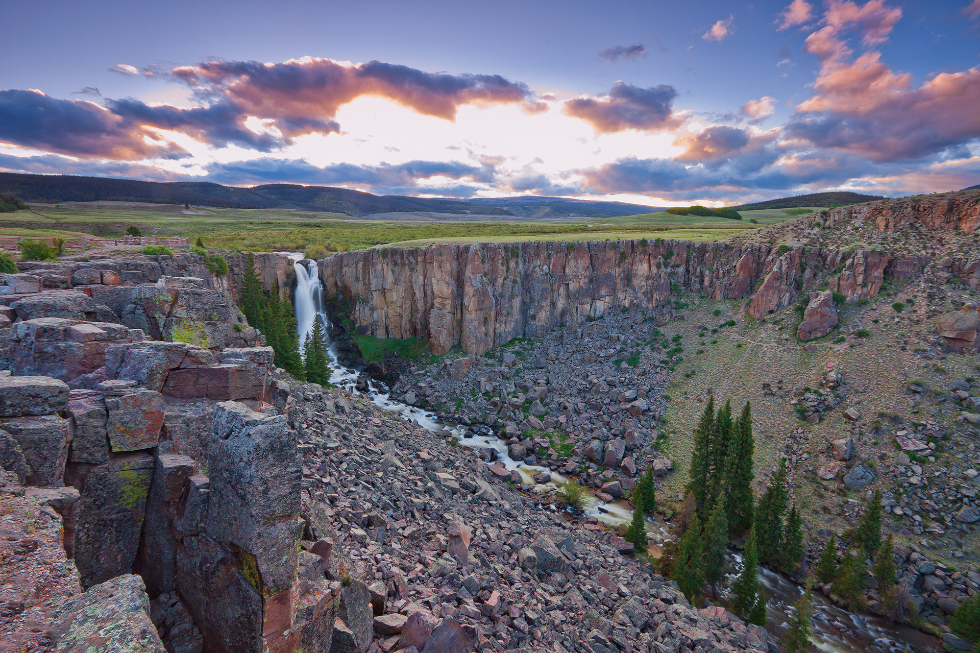 CAnon 5D Mark iii, 17-40mm ƒ/4L, Manfrotto tripod, B&W 3x nd filter 17mm, 2.5 second exposure, Iso 50, hdr