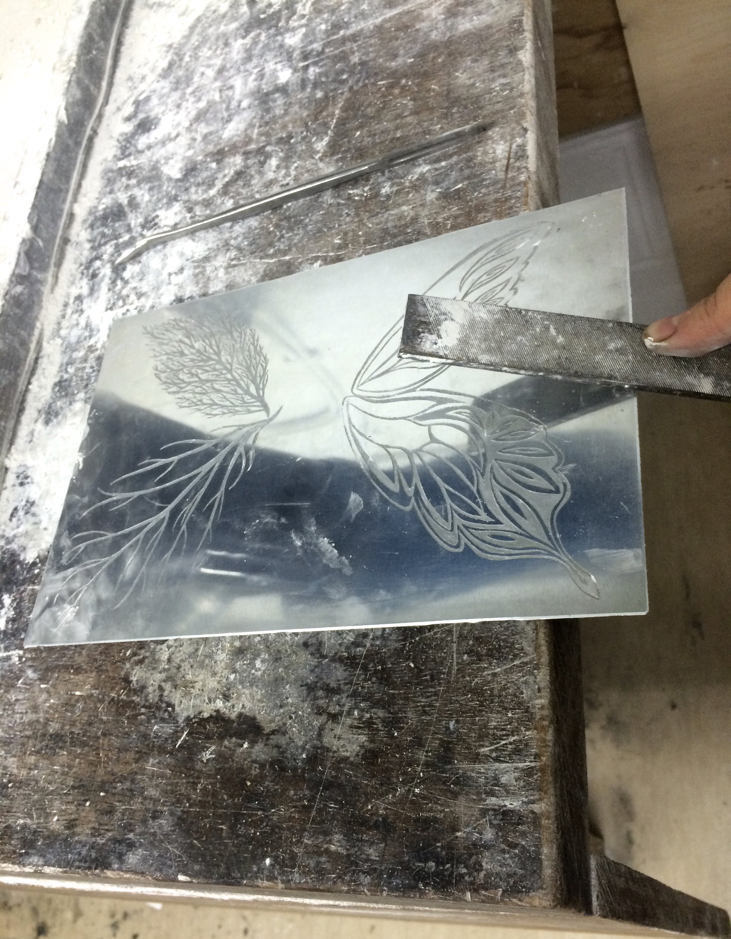  用三头锉刀磨平边缘 