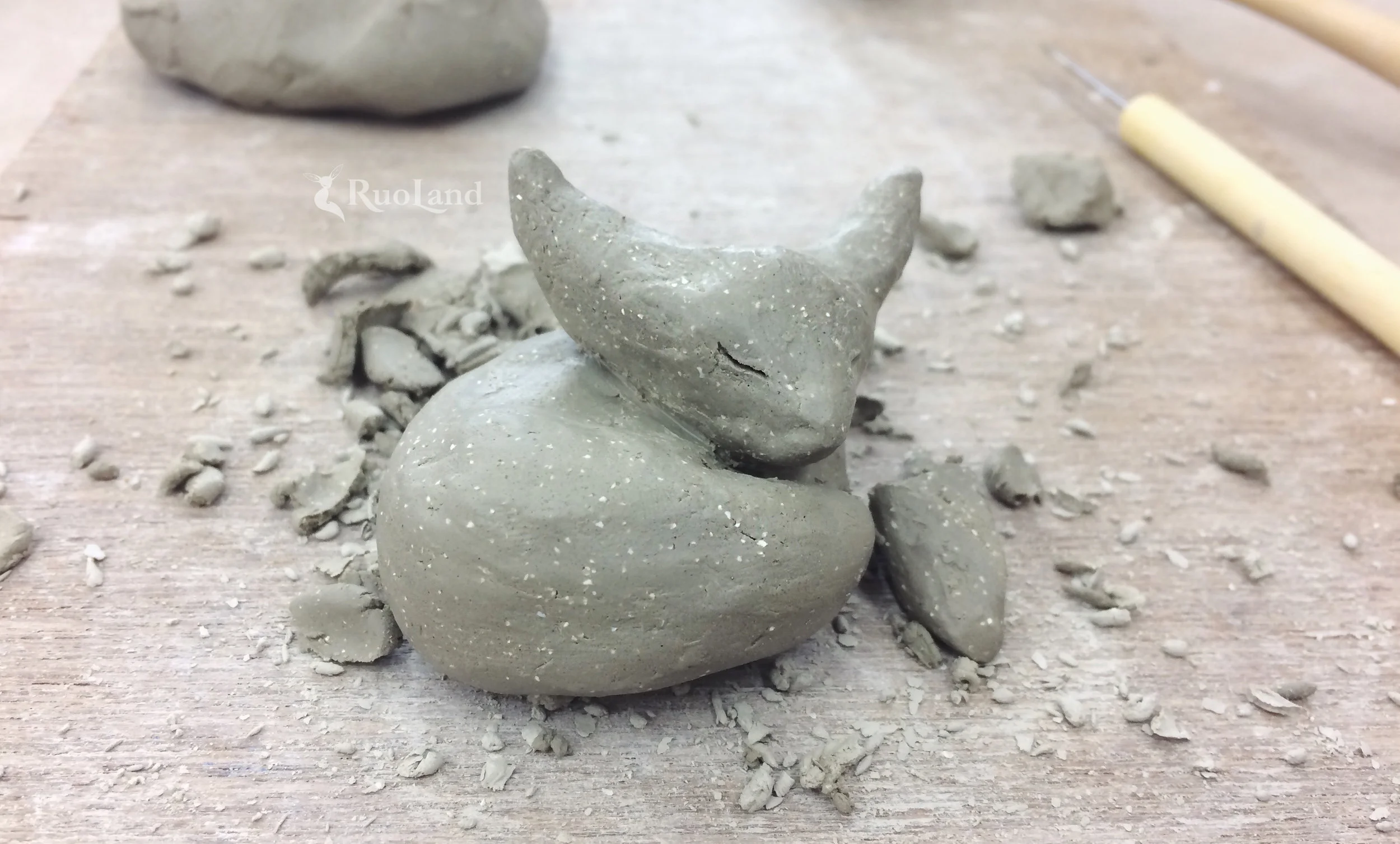   捏制成型，待陶泥干后用工具细细打磨  