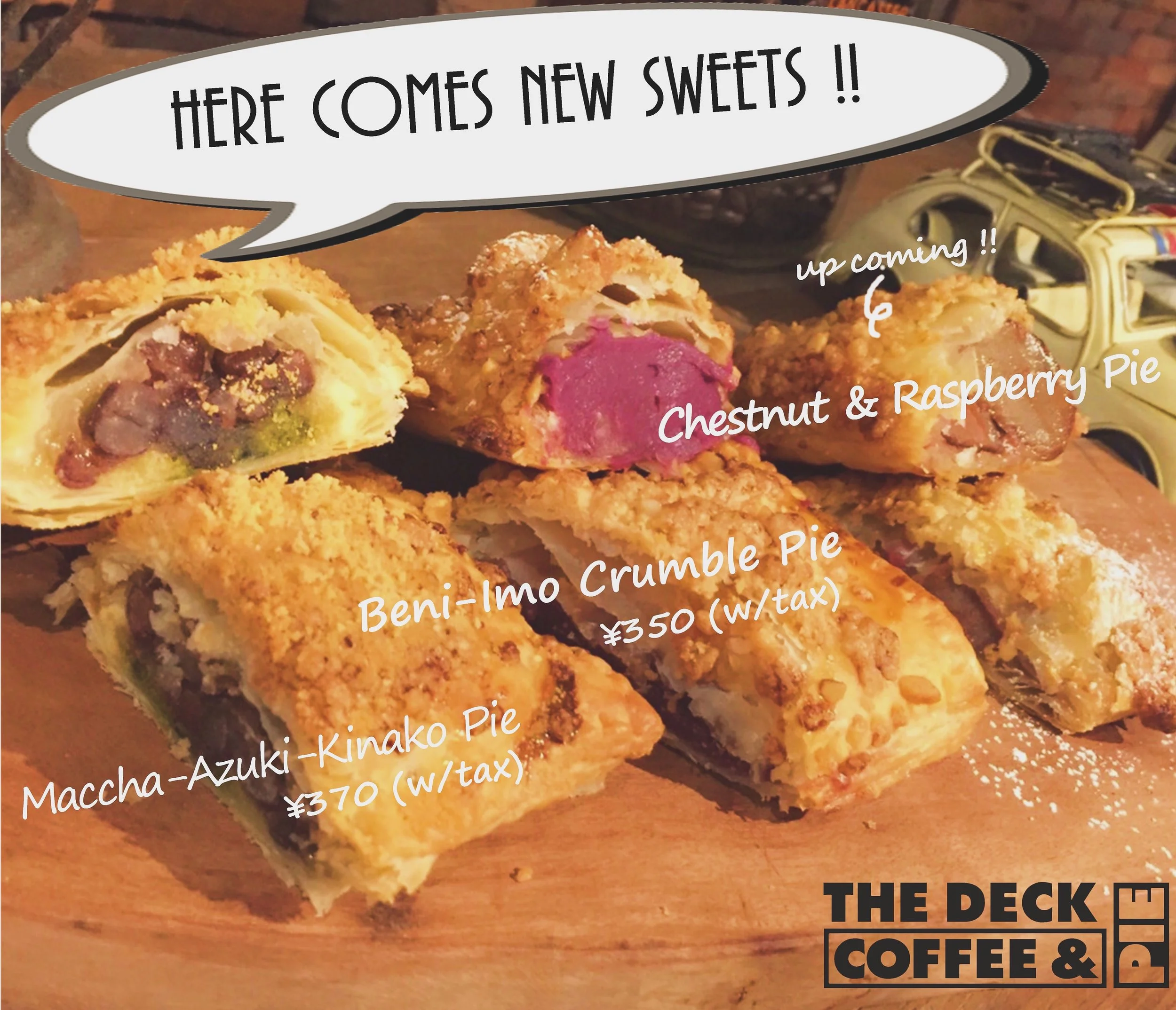【HERE COMES NEW SWEETS ☆】 抹茶あずききなこパイ...京都宇治抹茶を使用。餅の一種である求肥を使用し、もちもちした食感のアクセントに加え、たっぷりのきなこを全体にまぶしたTHE和風パイ。 紅芋クランブルパイ...沖縄産紫芋を使用。生クリームなどを合わせ、程良い甘さで滑らかな舌触りのフィリングに仕上げた、ホッと気持ちが落ち着くスウィーツパイ。 近日、マロン&フランボワーズパイも登場です♫ ワンハンドパイ シリーズ4〜5ケご購入のお客様には専用のTAKE OUT BOXもございますので是非おみやげにどうぞ♪( ´▽`) *ご用意している数に限りがございますので、予めご予約を頂く事をお勧め致します。 まだまだ続くTHE DECKの新作パイラッシュ、是非ご期待下さい☆