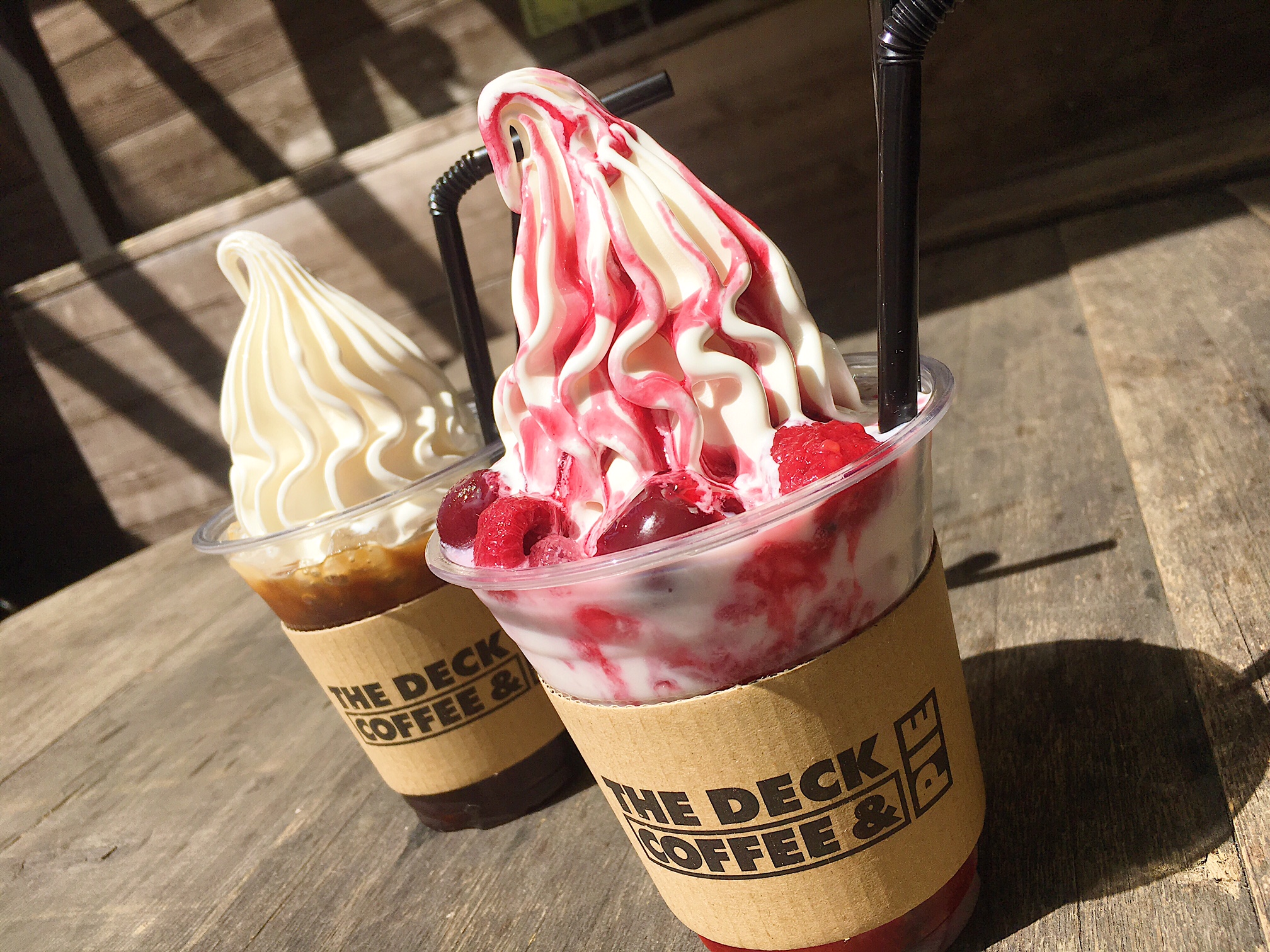【☆Cherry Berry Float☆】 元AKB小嶋陽菜さんがフェイバリットとして美人百花さんなどでも紹介して下さった、DECK定番のコーヒーフロート♫ こちらに新しい仲間が加わりました☺︎ 特製シロップで仕上げた大粒ダークチェリーと香り豊かなラズベリーが、濃厚〜なプレミアムソフトクリームのクレミアを華やかに彩ります♫ ストロベリーミルクを飲みきった頃には、残った氷と、氷に絡んだクレミアと甘酸っぱいソースが混ざり溶け出して、ちょっと嬉しい延長戦♡ 明日、5月2日より期間限定でSTART!是非お試しあれ( ´ ▽ ` ) Coffee Float ¥610 w/o tax Cherry Berry Float ¥680 w/o tax