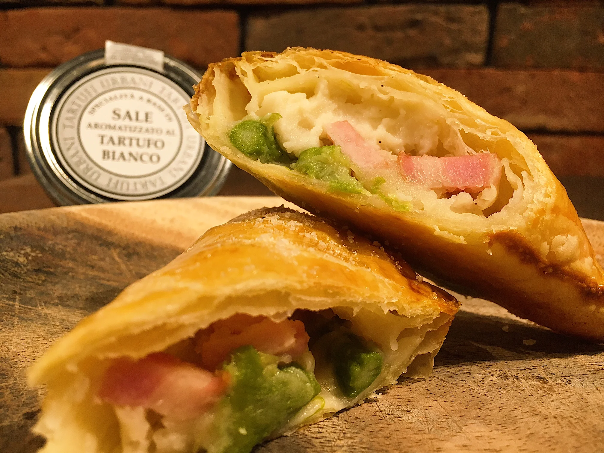 期間限定「Bacon Asparagus Potato Pie -ベーコンアスパラポテトパイ-」単¥420 、サラダボウルドリンクSET ¥900、プチクレミアドリンクSET ¥1000 ♫ 白トリュフ塩とバターで仕上げた舌触り滑らかなマッシュポテト、オリーブオイルとシーズニングで炒めたグリーンアスパラベーコンを合わせ。 単品で軽食からSETのお食事まで、その時のお腹に合わせてお選び下さい♡ 6/29よりStart ☺︎
