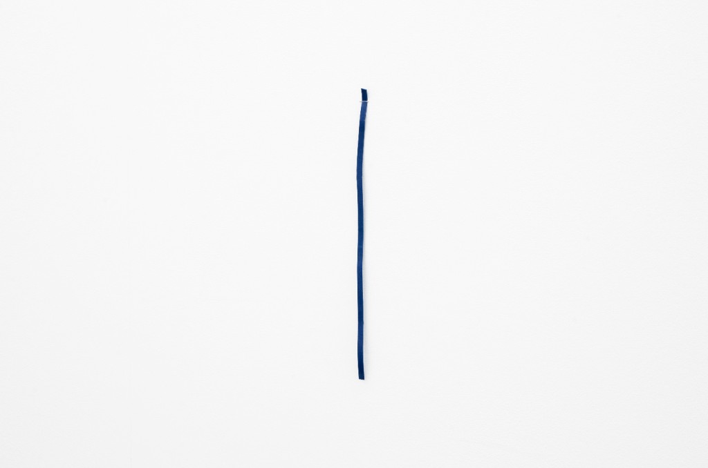 Clap, 2014, rubber band snapped to the sound of a loud clap, 33 cm