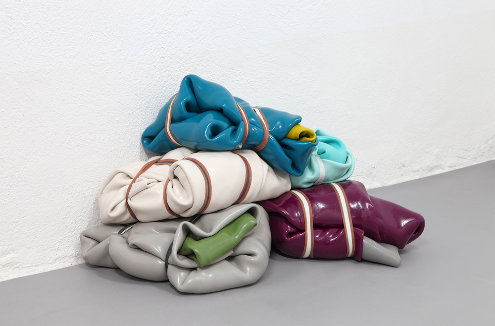 Penta Pack, 2012, 250 kilos of acrylic painting tyed with rubber bands, 102 x 53 x 65 cm