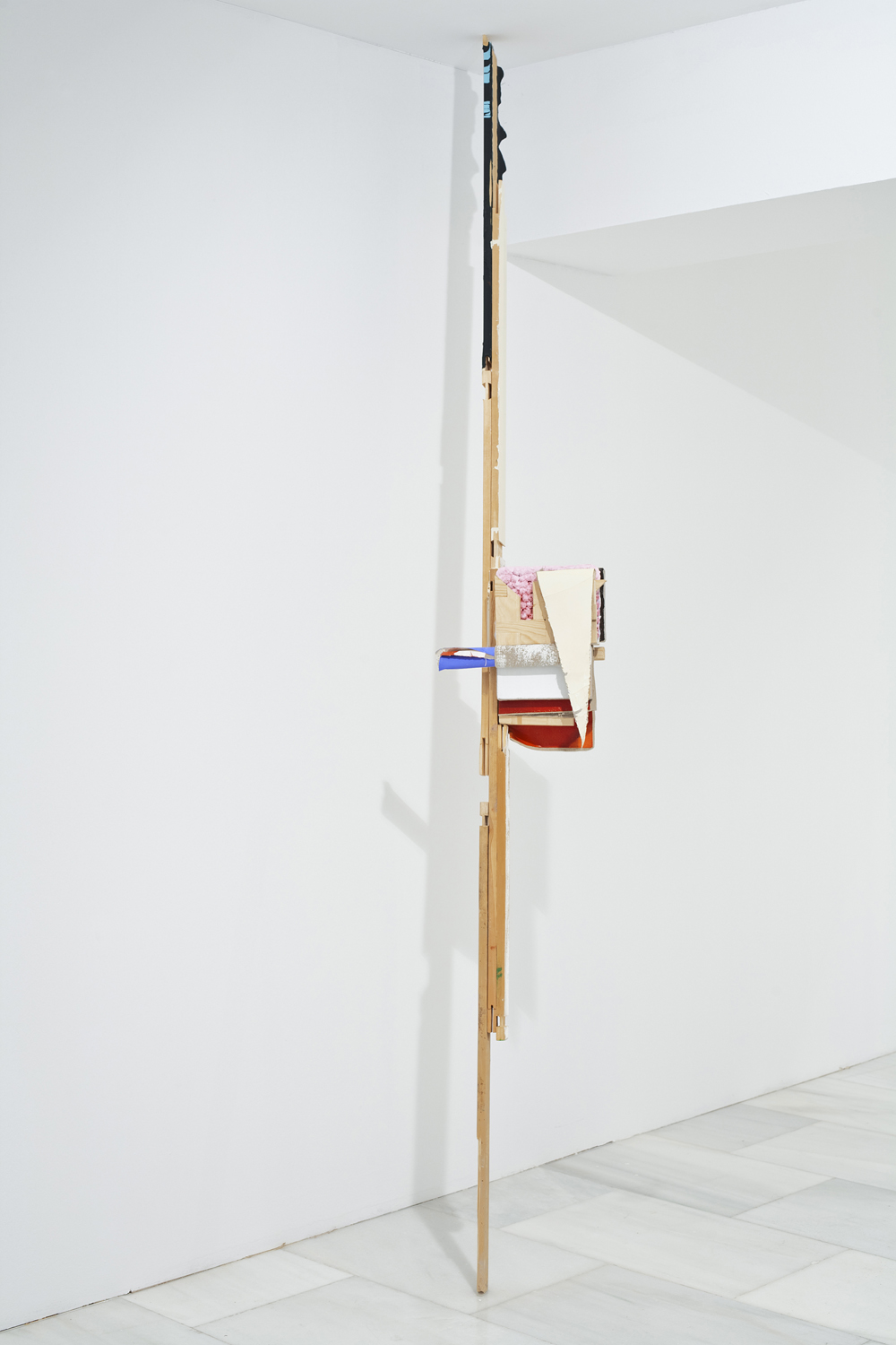 Señal II, 2010, trials and leftovers of several painting attached with canvas, 59 x 27 x 18 cm