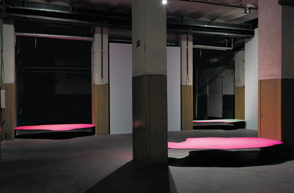 Una, otra y otra vez a la vez, 2014, site-specific for “Tabacalera. Espacio para el Arte” Pieces of wood hold in between two pillars and covered with florescent pigments, variable dimensions