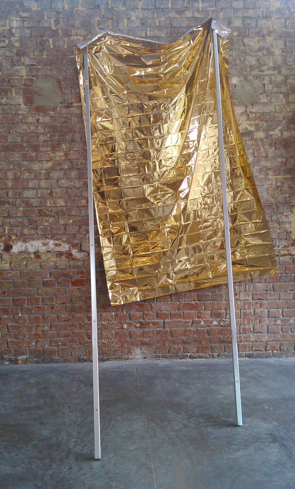 Maintien, 2015, survival blanket, metallic rails, 280 x 120 x 150 cm