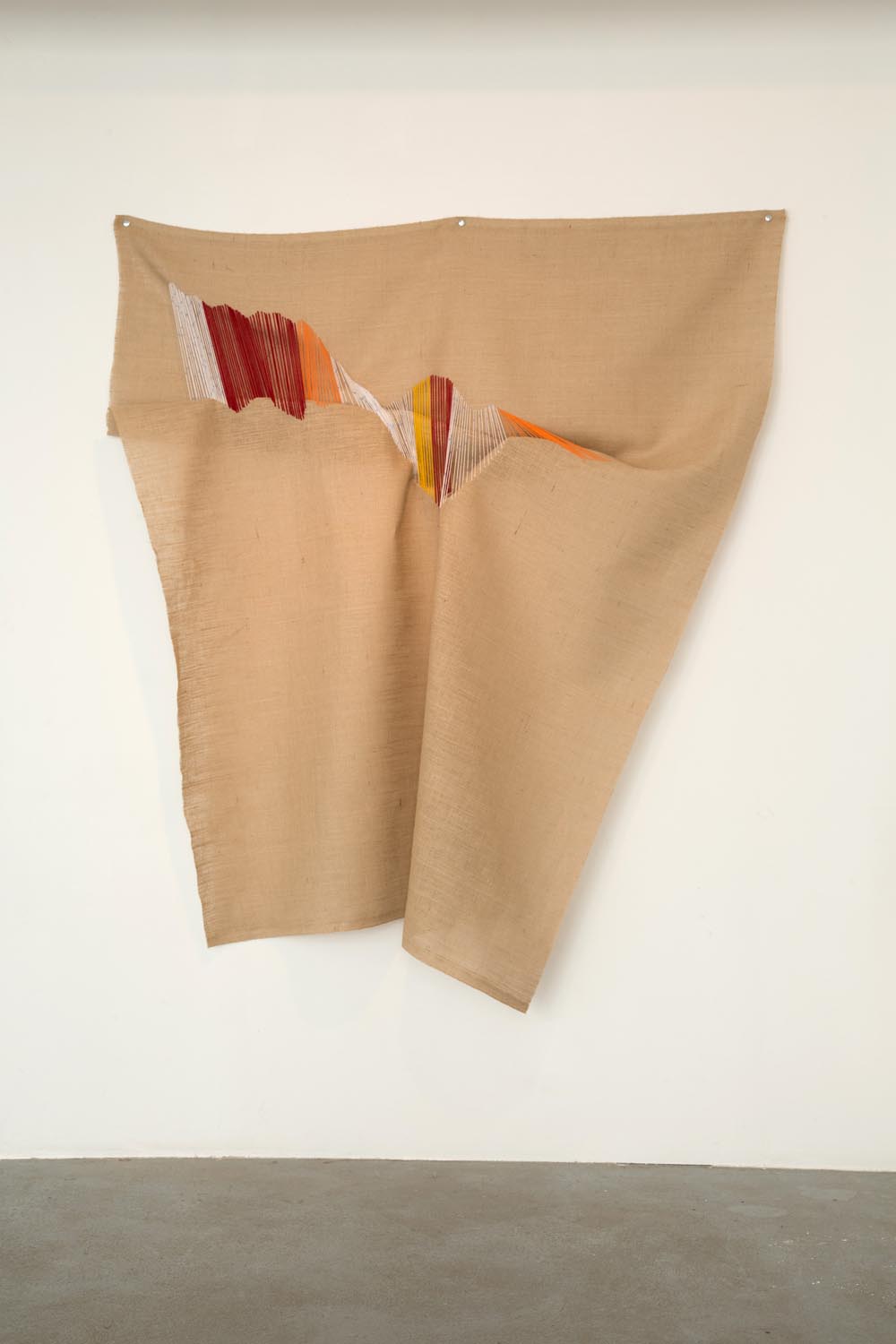 Les Broderies, 2016, wool yarn, hessian, variable dimensions image : Dominique Delpoux, Pollen, Monflanquin exhibition view