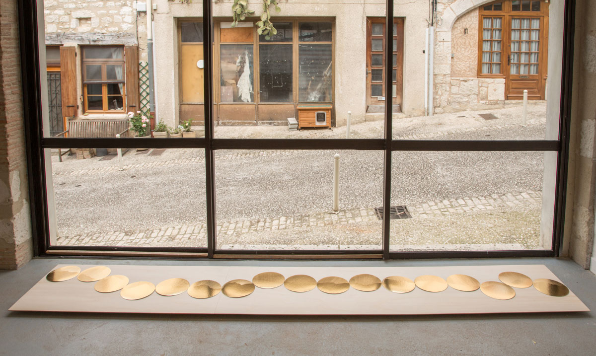 Les Ronds d'Or, 2016, drawing series golden rounded card. Image: Dominique Delpoux, Pollen, Monflanquin, exhibition view
