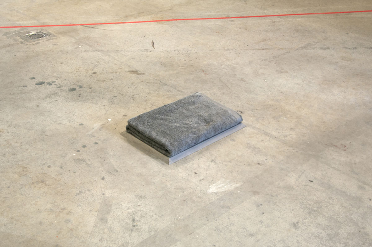 Propriété Temporaire, 2014, beach towel, 150 x 100 cm, folded, pedestal