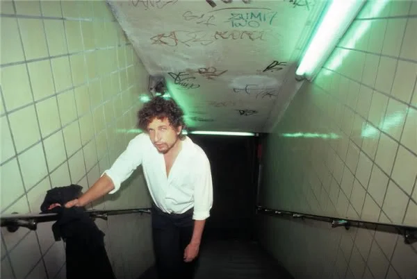DylanwalkingupSubwayStairsNEWYORKCITY1983-1.jpg