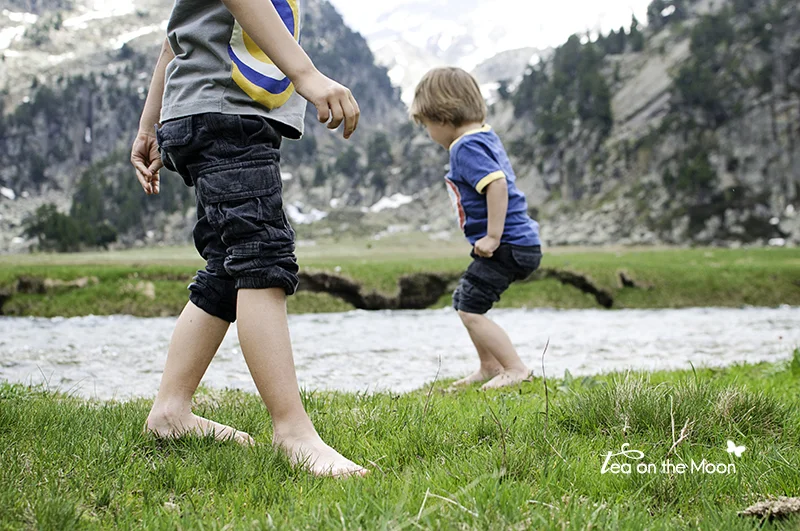 niños-jugando-lago-en-montañas.jpg
