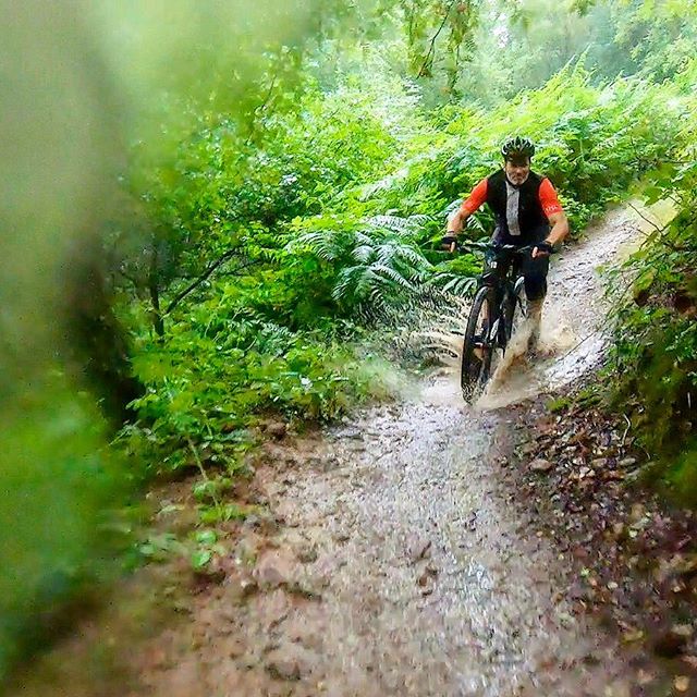 #FFCCX #mudflies #mud #mudding #smashingit #outsideisfree #cyclinglife #mtblife #rideffcc 📸 @duncanschwier 💥🔥💥