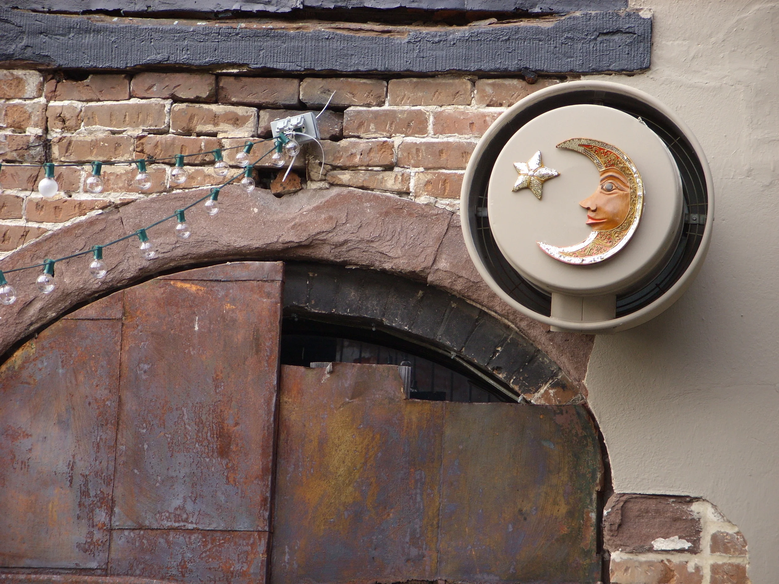  An old warehouse door facing Factors Walk. 