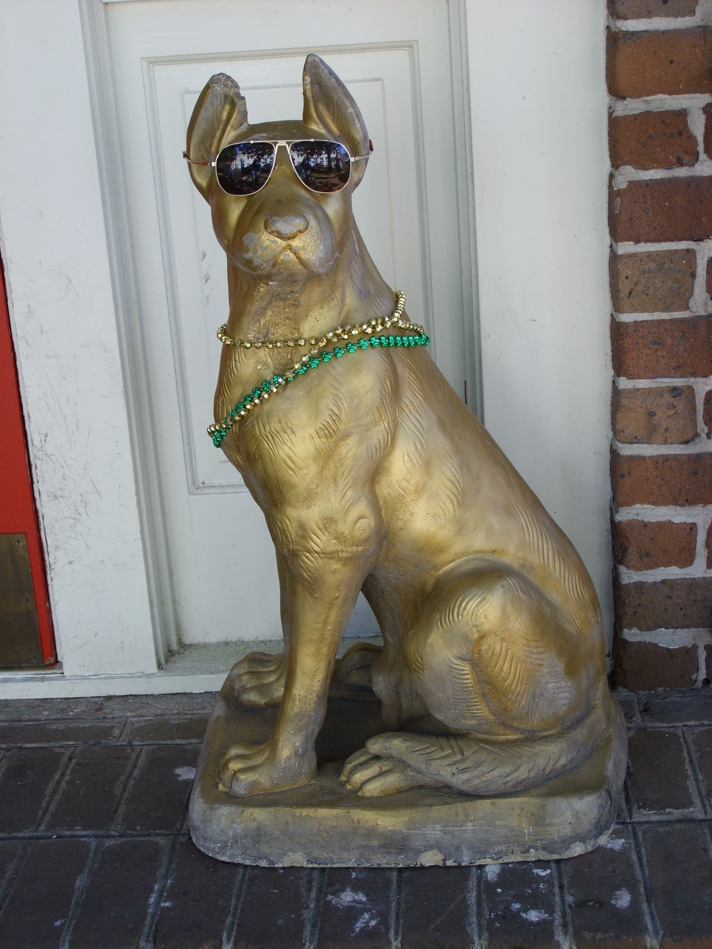  A funny dog statue that used to be outside some kids' apartment near Oglethorpe Square. 